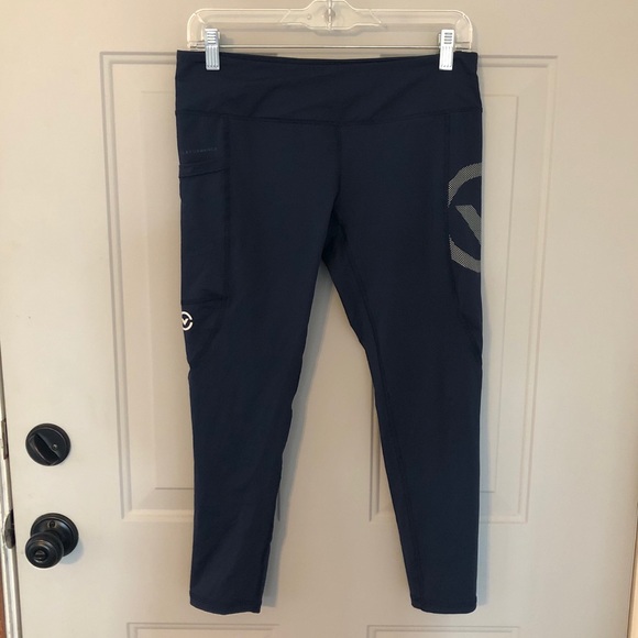 SOLD Bundle of 2 Virus Compression 3/4 Crop Pants - Picture 6 of 8